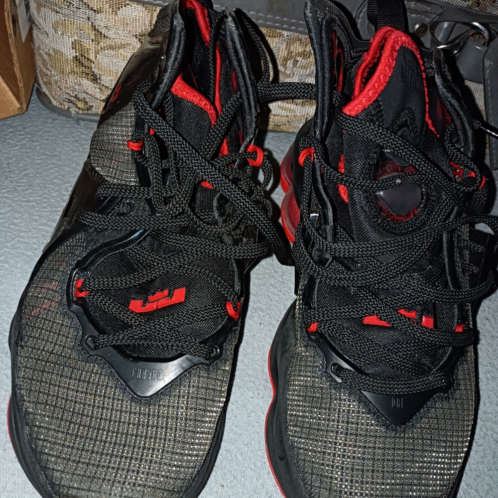 Basketball shoes